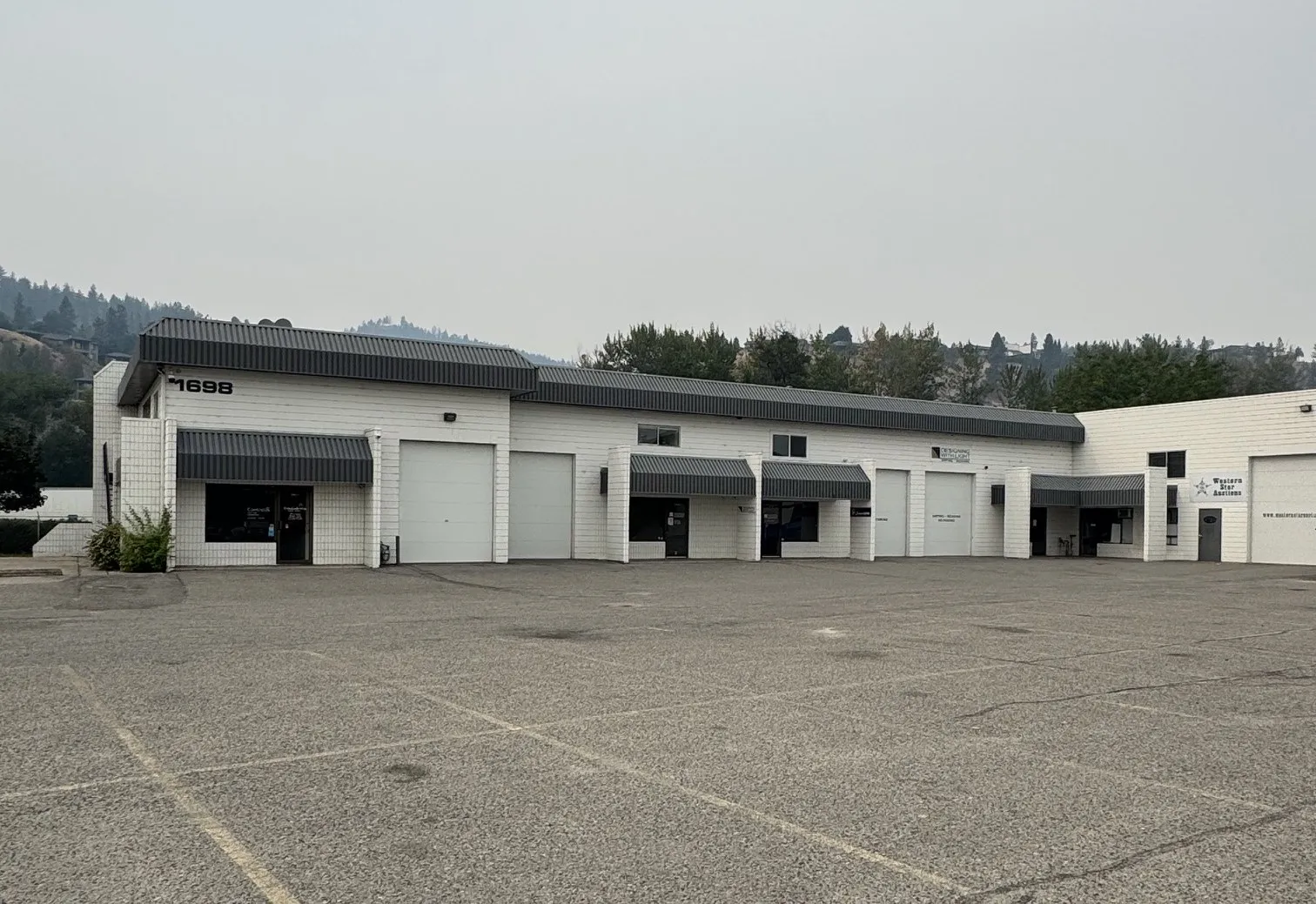 Yard and unit frontages at 1698 Cary Road, Kelowna